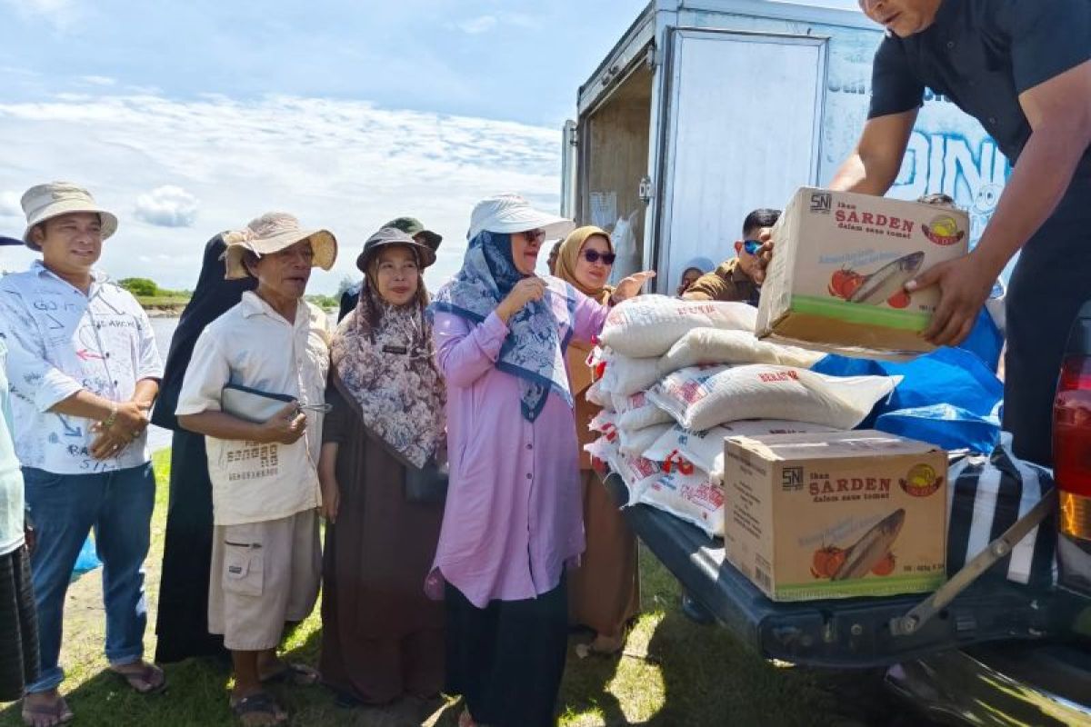 TP PKK Pasaman Barat salurkan 8,1 ton beras untuk warga terdampak banjir di Sasak