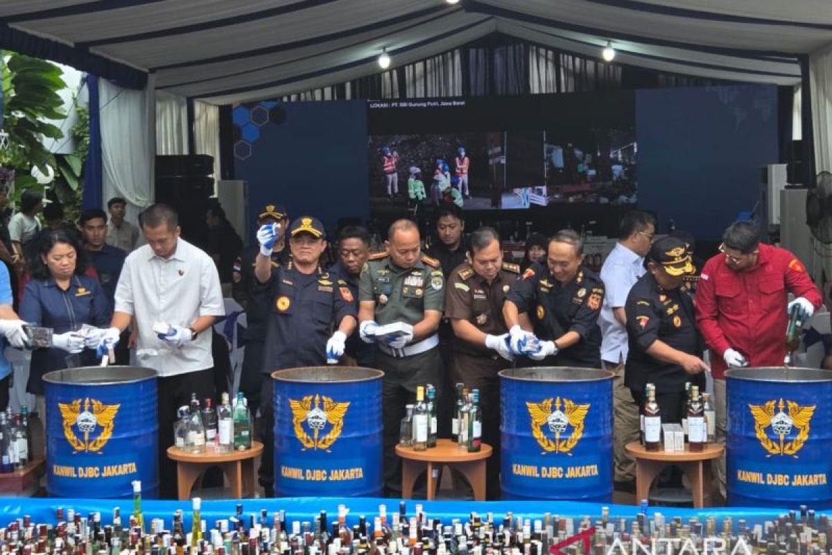 Bea Cukai memusnahkan rokok-minuman keras penindakan Kanwil Jakarta