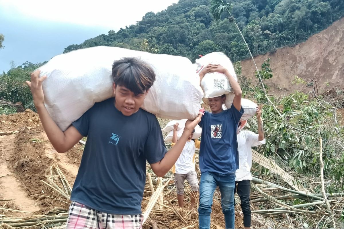 Akses jalan tertutup longsor warga Tombang Talamau pikul beras sepanjang satu kilometer, Wabup: Akses segera dibuka pakai alat berat (Video)
