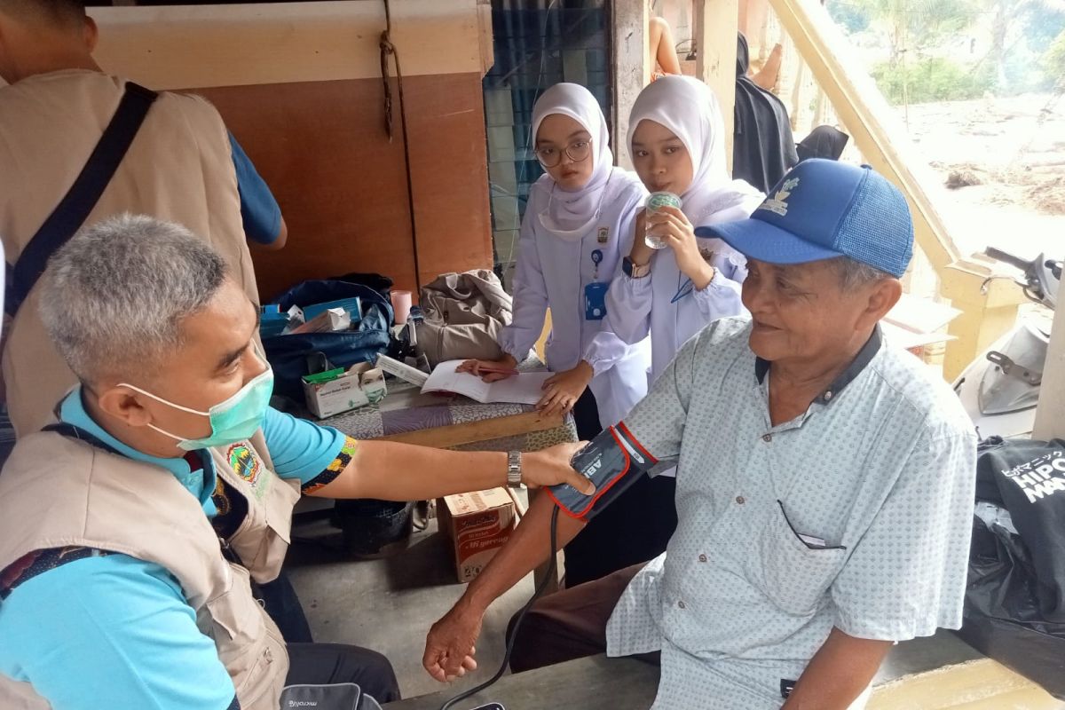 Petugas kesehatan cek kesehatan warga terdampak galodo Batu Busuak, ada batuk dan tekanan darah naik