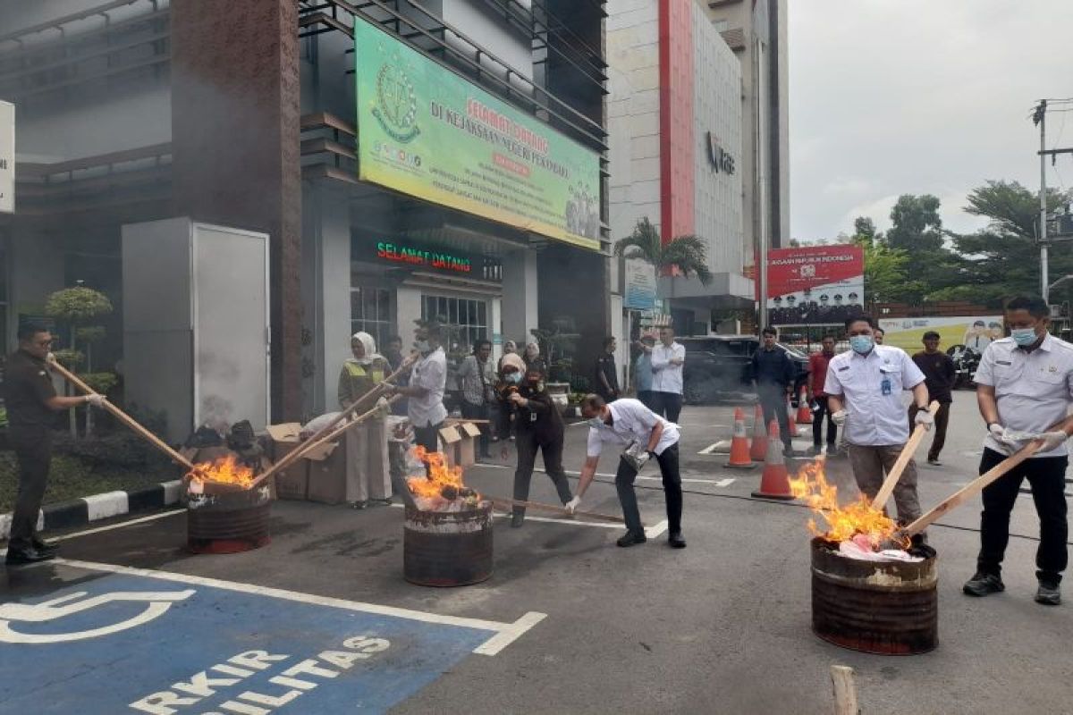 Kejari Pekanbaru musnahkan barang bukti dari 777 perkara