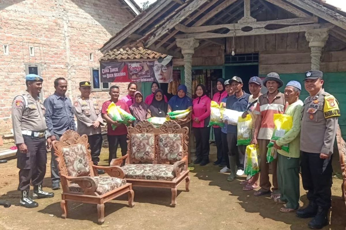 Polisi berikan bantuan ke korban puting beliung di Lambar