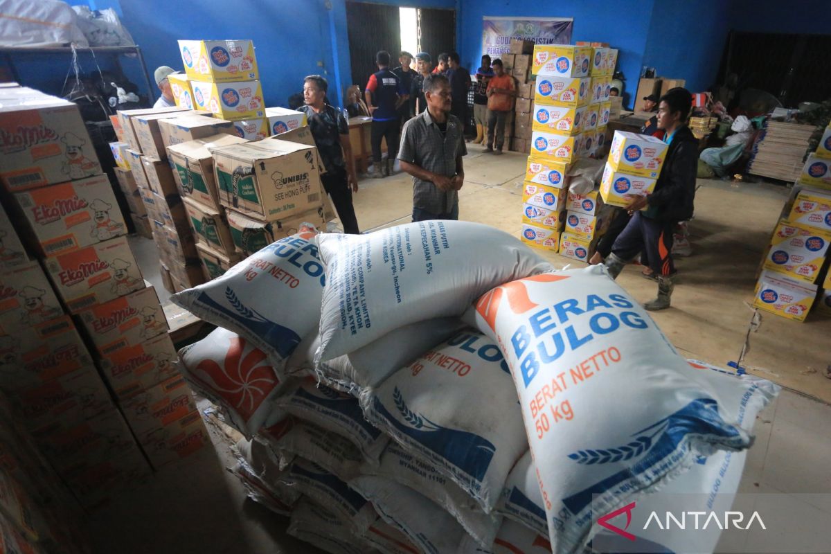 Kemarin, pemerintah kerahkan bantuan hingga buka akses ke Sumatera