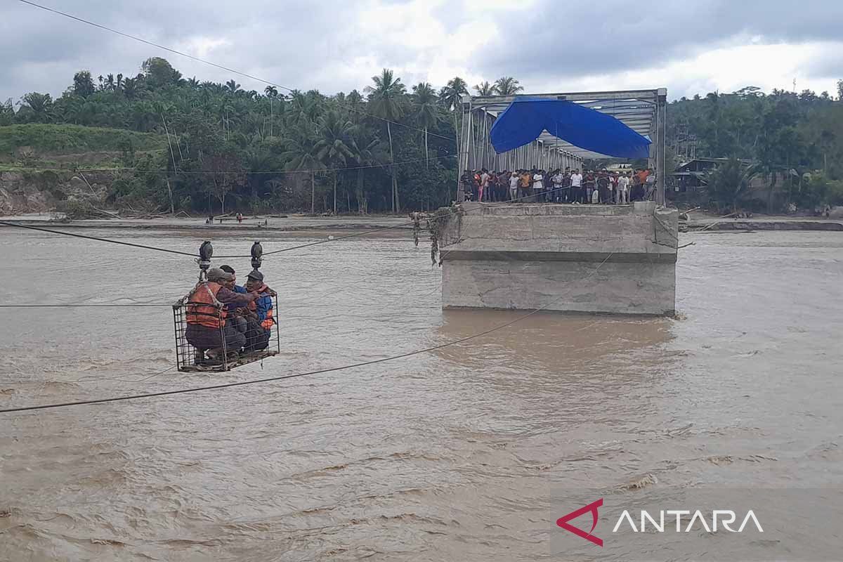 Ratusan warga diseberangkan gunakan sling di lokasi jembatan putus