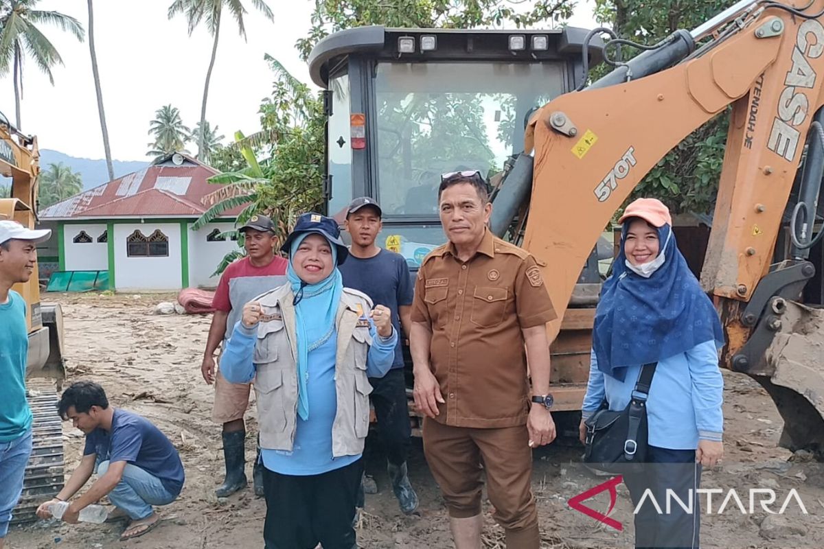 Pemkab Solok kebut perbaikan sungai-jalan gunakan alat berat