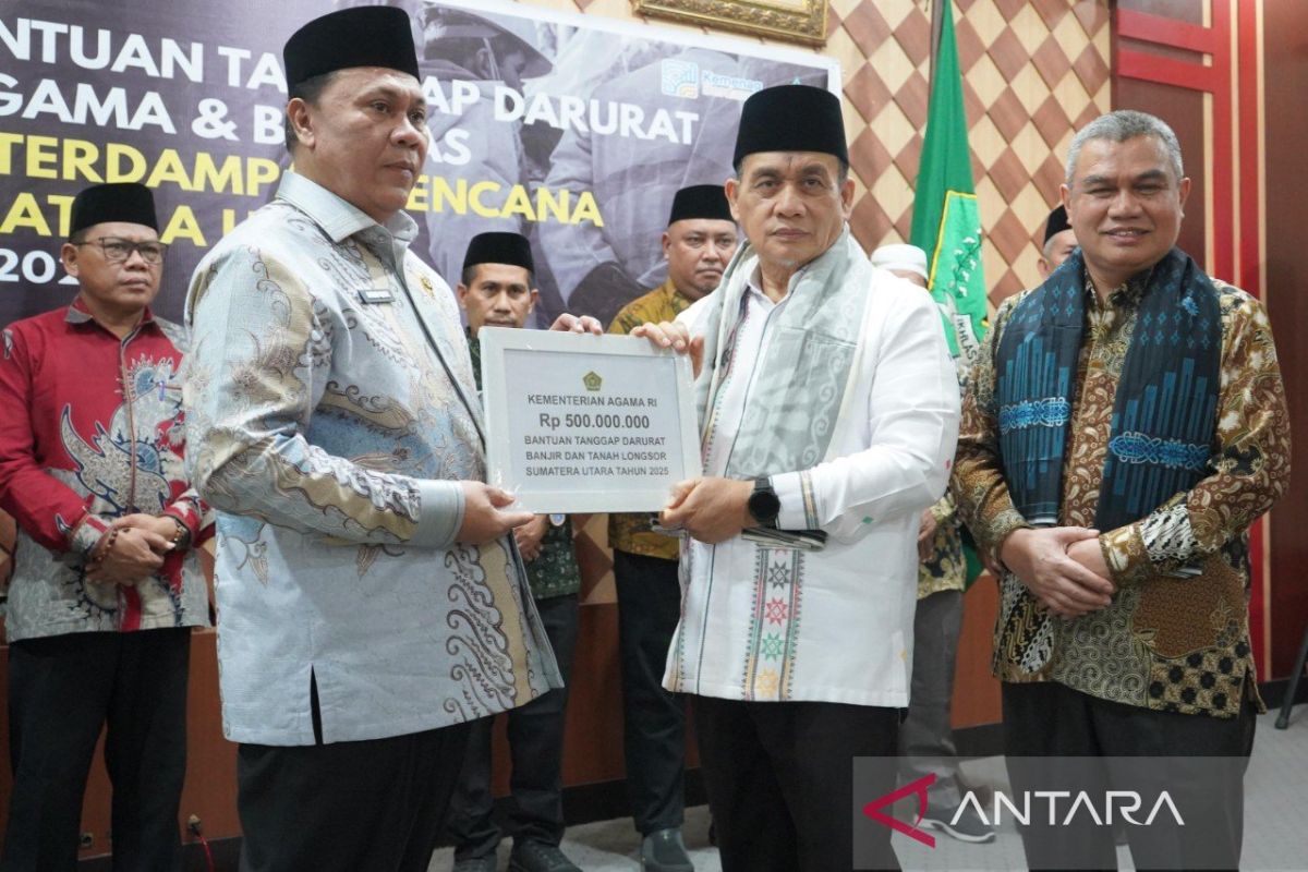 Wamenag Romo salurkan bantuan Rp500 juta korban banjir di Sumut