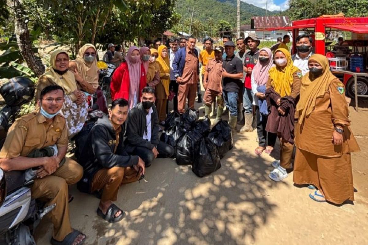 Kominfo Pessel salurkan donasi untuk warga Muaro Aia terdampak bencana