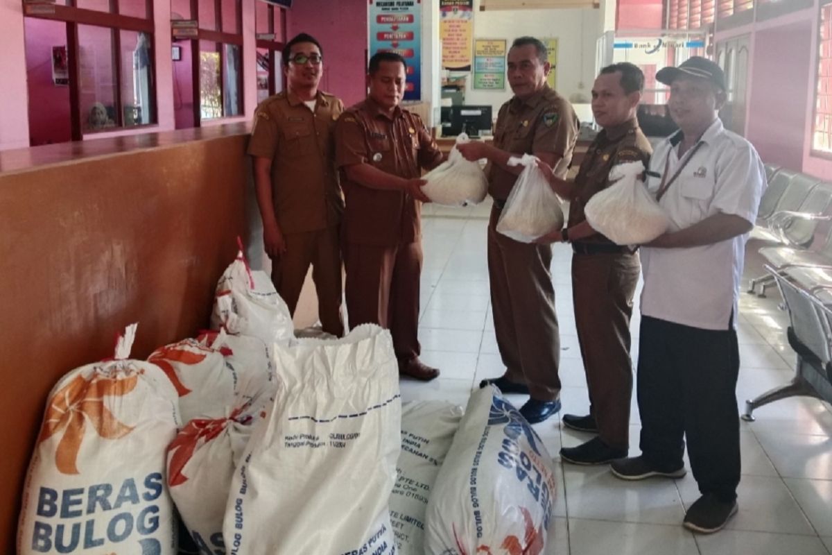 Pemkab Pesisir Selatan Salurkan Bantuan Beras untuk Warga Ranah Pesisir Terdampak Bencana