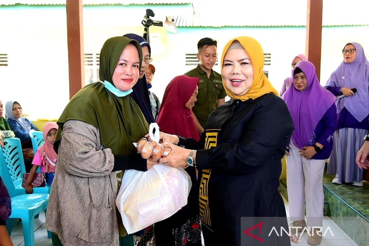 Wagub Gorontalo serahkan 1.001 bantuan pangan di Wilayah kota