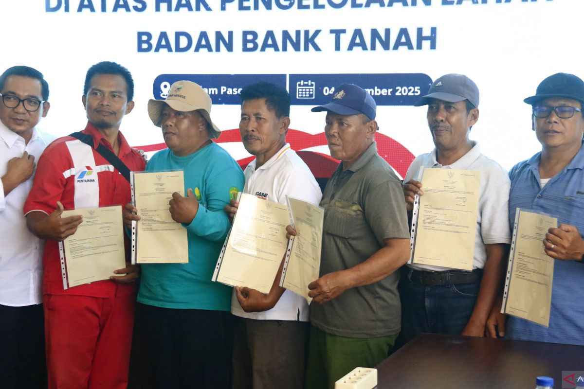 Bank Tanah serahkan sertipikat untuk 11 petani di PPU