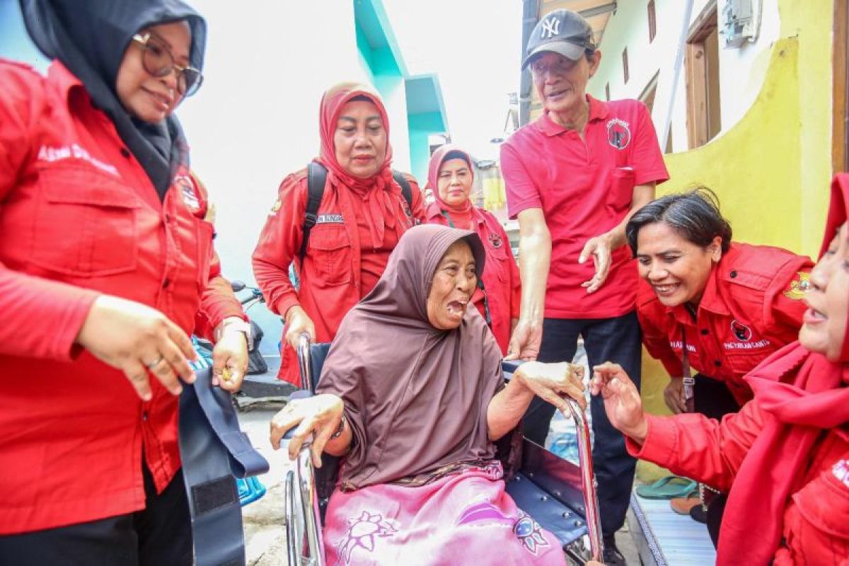 Kader PDIP Surabaya beri bantuan kursi roda untuk disabilitas