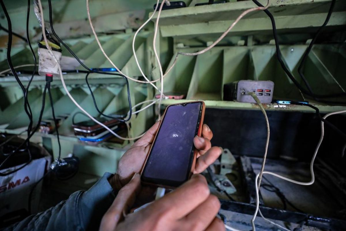 Pemuda Gaza ubah kendaraan militer jadi sumber listrik