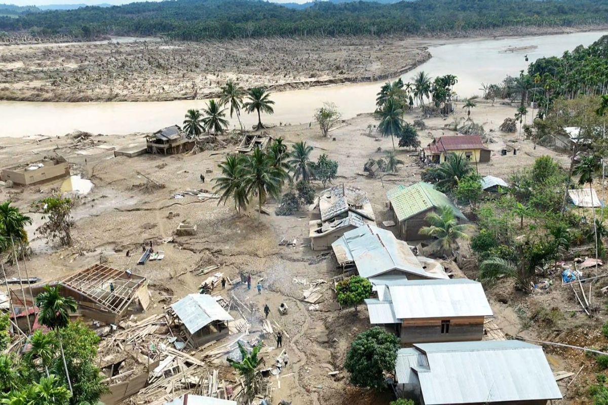 TNI lakukan metode airdrop distribusi bantuan ke pedalaman Aceh Utara
