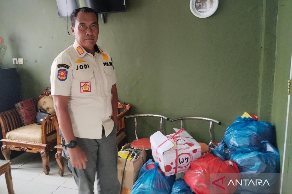 Personel Satpol Mukomuko kumpulkan sumbangan peduli bencana Sumatera