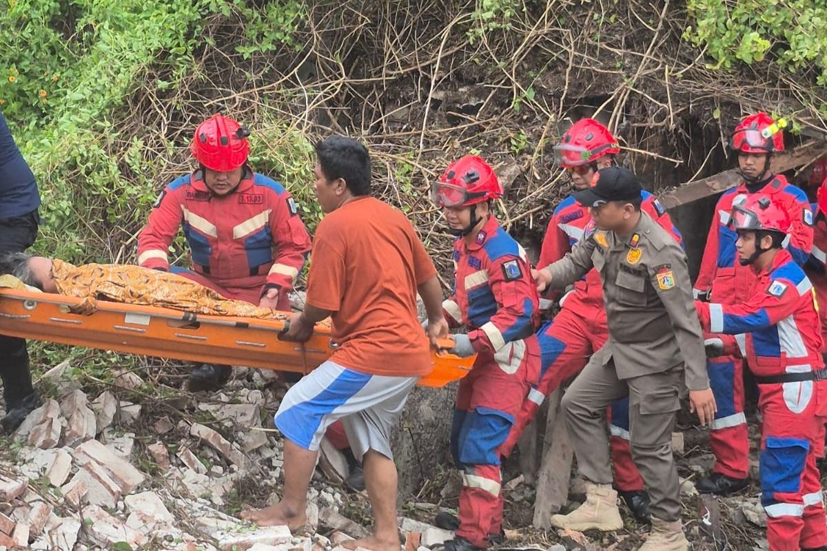 Petugas evakuasi lansia terjebak reruntuhan bangunan di Tambora