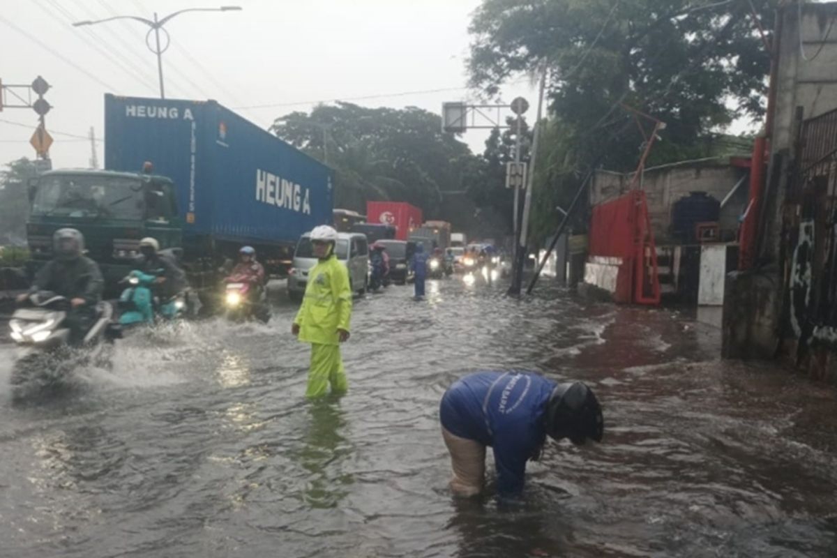 Atasi banjir, Jakbar bersihkan tali-tali air ruas jalan di Cengkareng