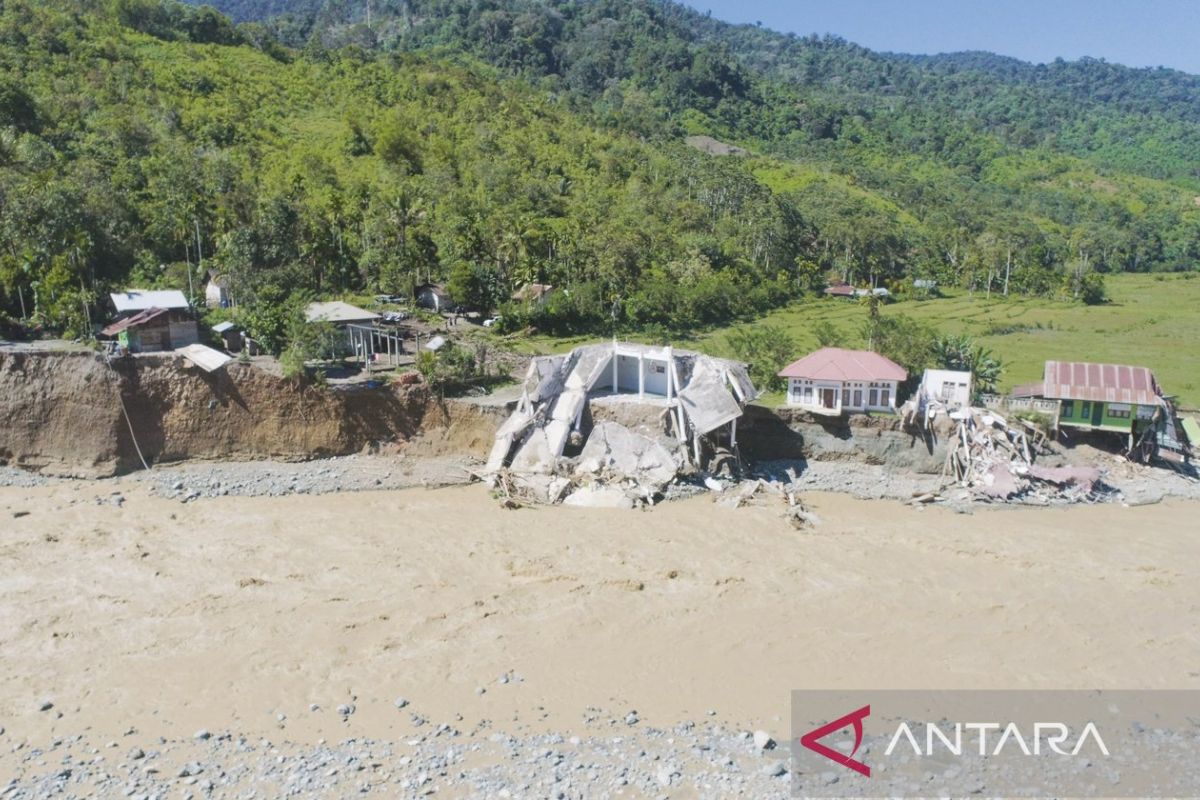 110 KK warga Nagan Raya Aceh masih terisolir akibat jembatan putus