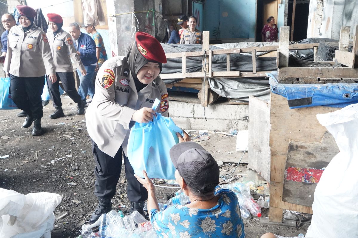 Bareskrim bagi-bagi sembako untuk warga kolong Tol Penjaringan Jakut