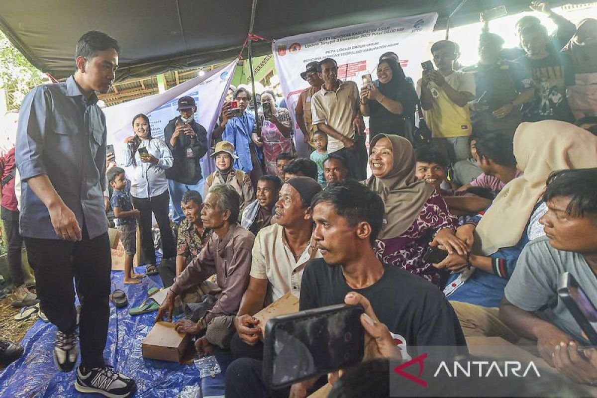 Gibran tenangkan korban banjir di Agam: warga Sumatera tidak sendiri