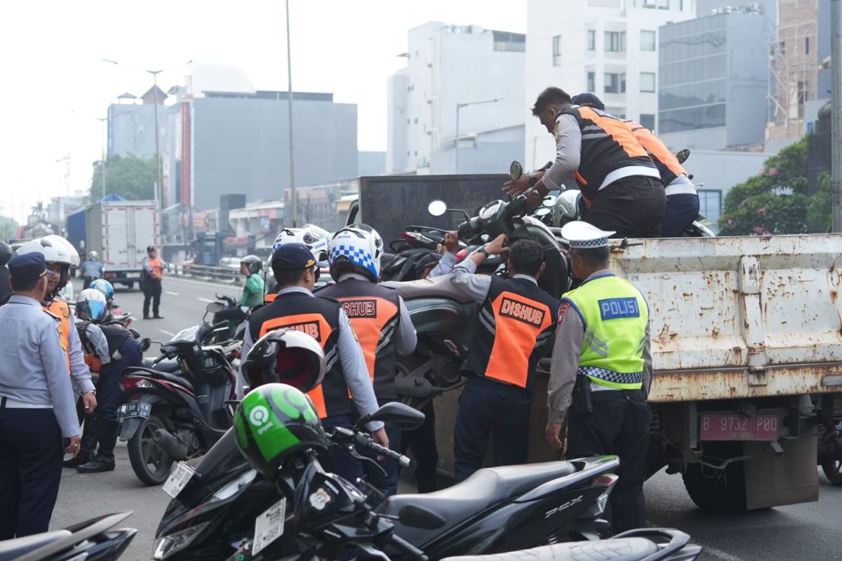 Sudinhub Jakut tindak tegas kendaraan yang parkir sembarangan