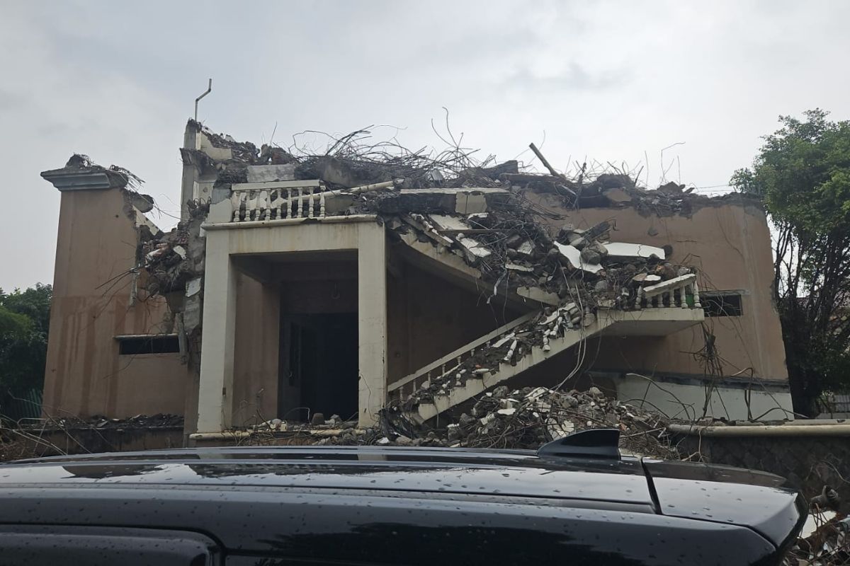 Seorang pria tertimbun bangunan roboh di Jakarta Utara