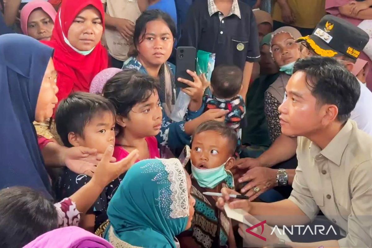 Bawa buku saku, Gibran catat keluhan korban di posko Tapanuli Selatan