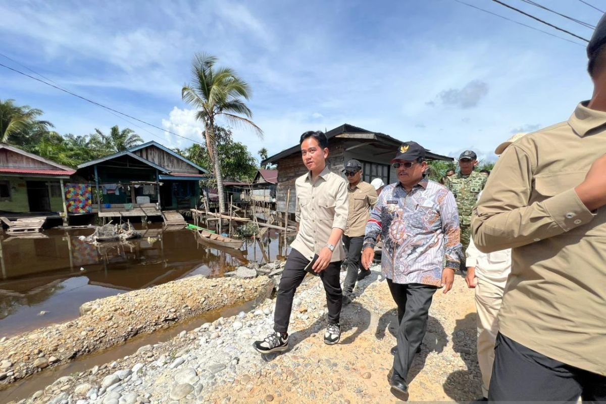 VP Gibran inspects collapsed bridge as Aceh flood recovery ramps up