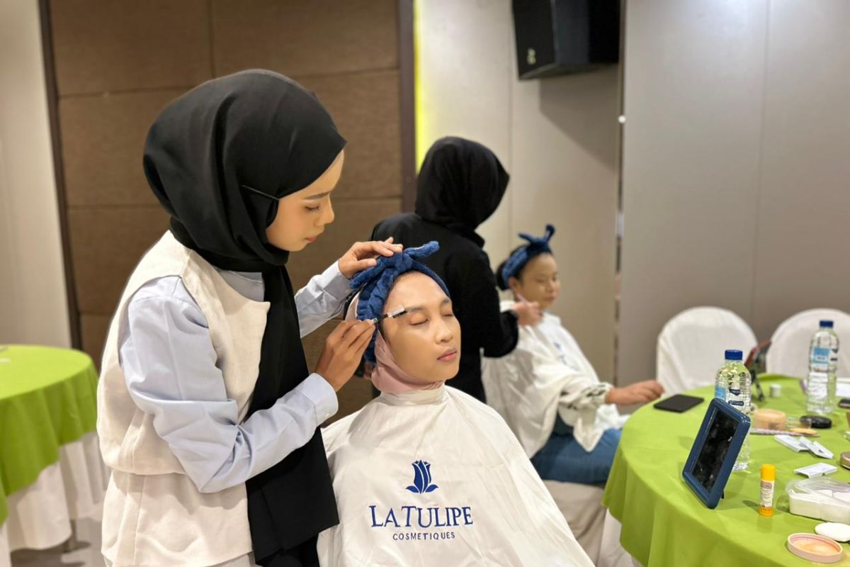 Dinas Pariwisata Mataram latih puluhan pelaku UMKM tata rias salon