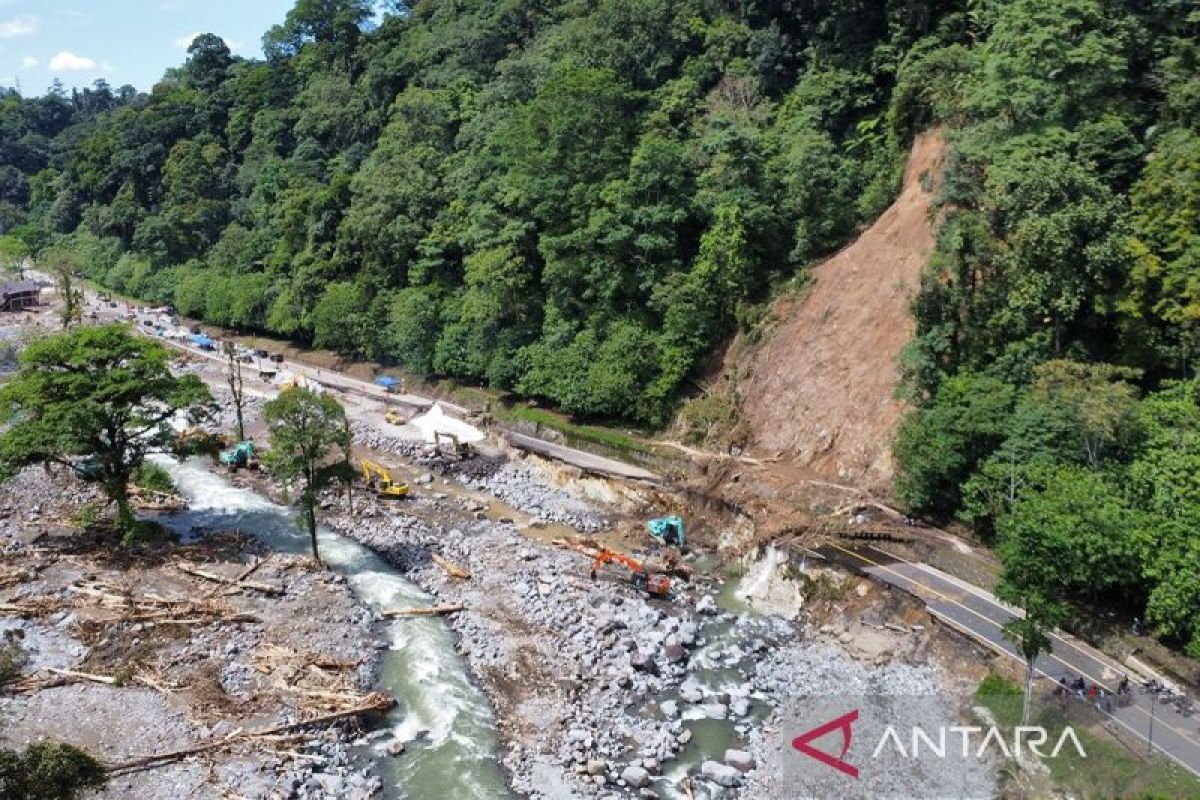 Polda Sumbar: Jalur lintas Lembah Anai masih ditutup total