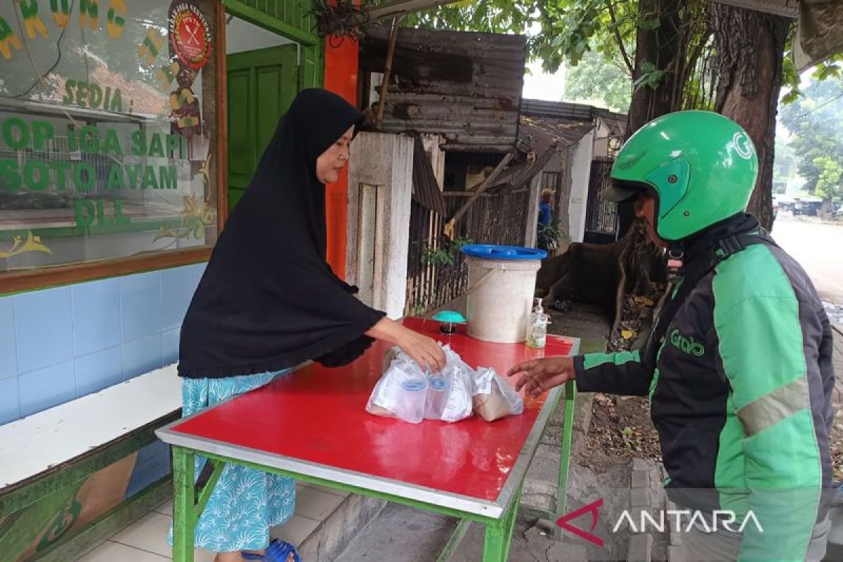Tolak Raperda KTR, pedagang warteg gelar aksi bagi-bagi nasi bungkus
