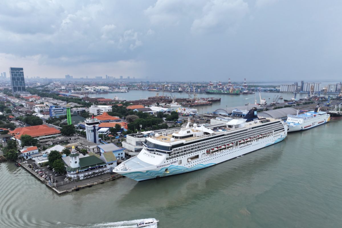 Pelabuhan Tanjung Perak catat kedatangan perdana MV Norwegian Spirit