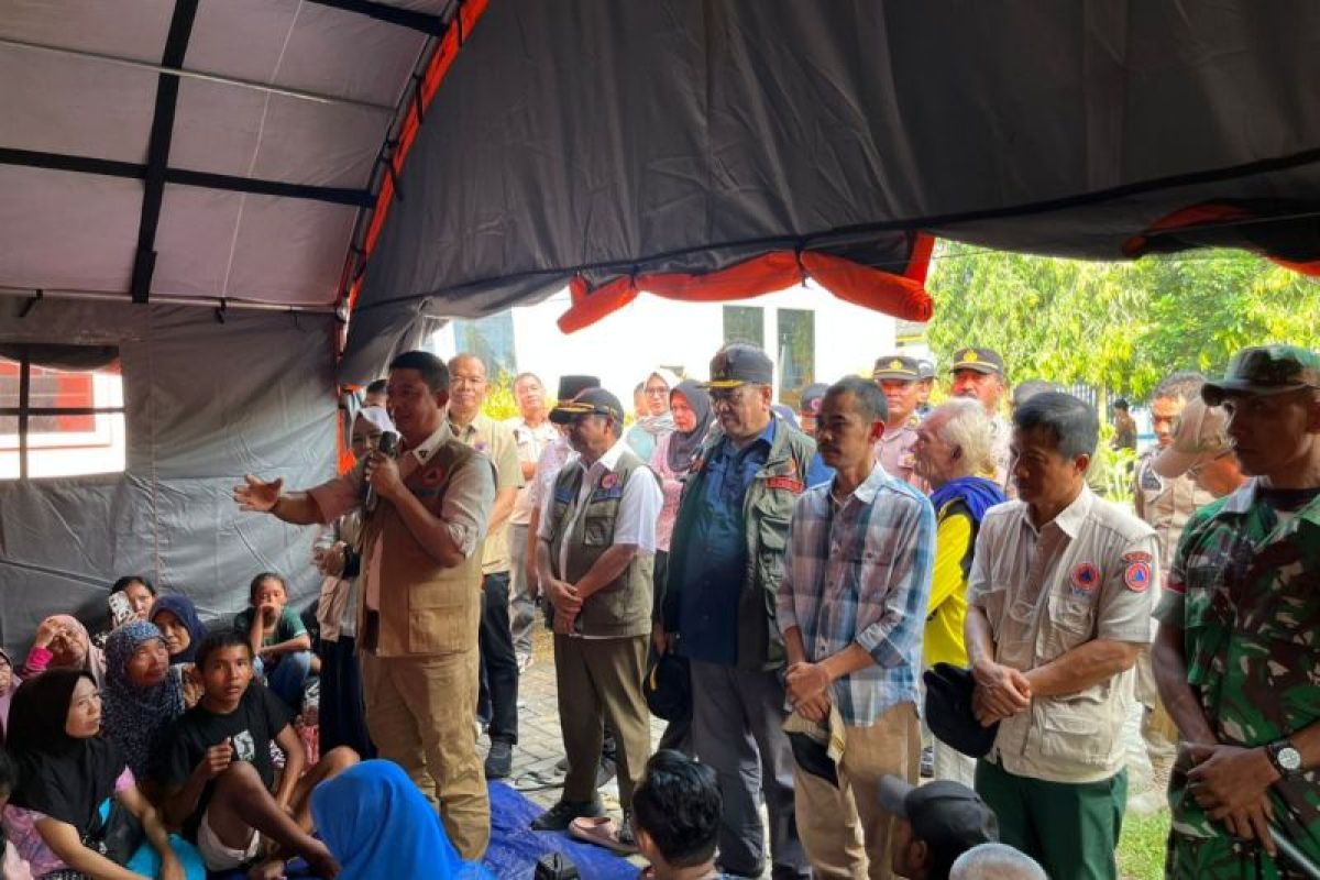 Kepala BNPB kunjungi warga pengungsi di halaman Kantor Camat Hinai