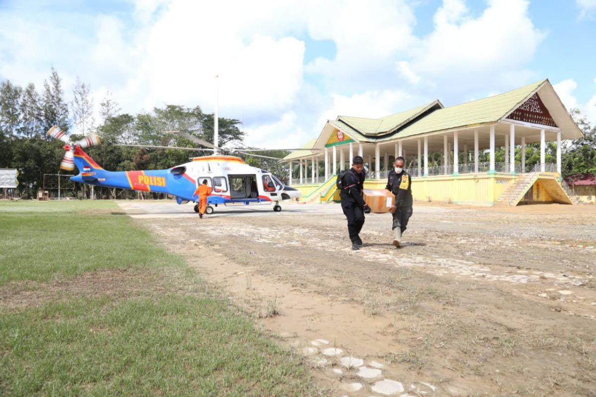 Helikopter Polri distribusikan 348 kilogram bantuan ke Aceh Tamiang