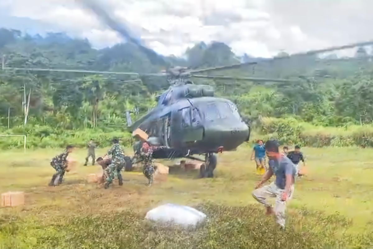 Yonif 854 distribusikan bantuan Kasad ke daerah terisolasi di Pameu