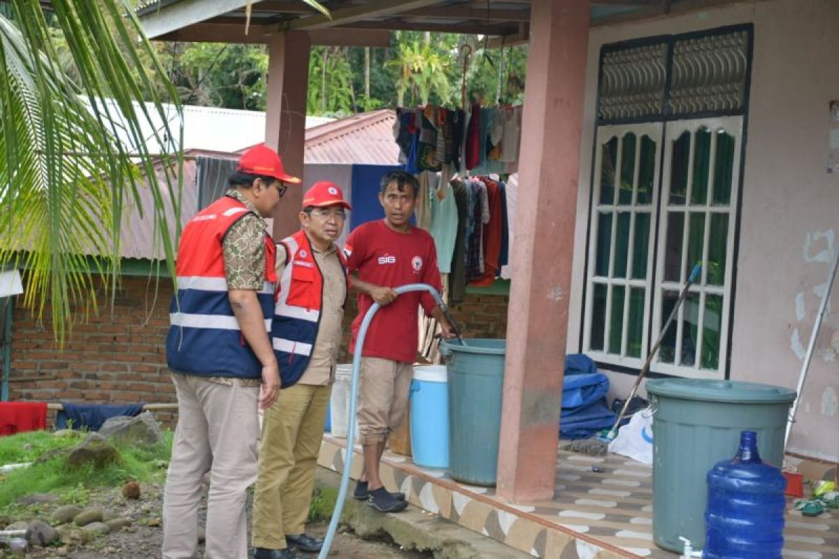 Semen Padang Peduli salurkan air bersih, Warga Salareh Aia Timur sampaikan rasa syukur