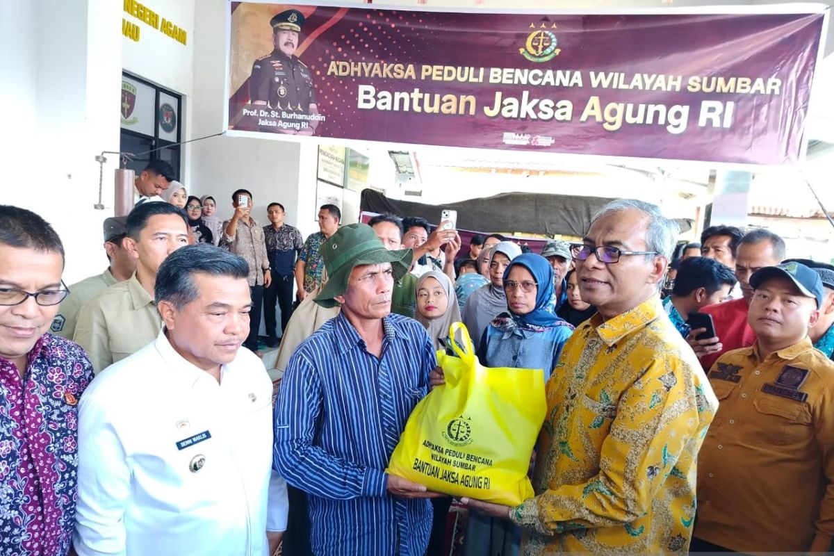 Jaksa Agung salurkan satu truk bahan kebutuhan pokok ke Agam