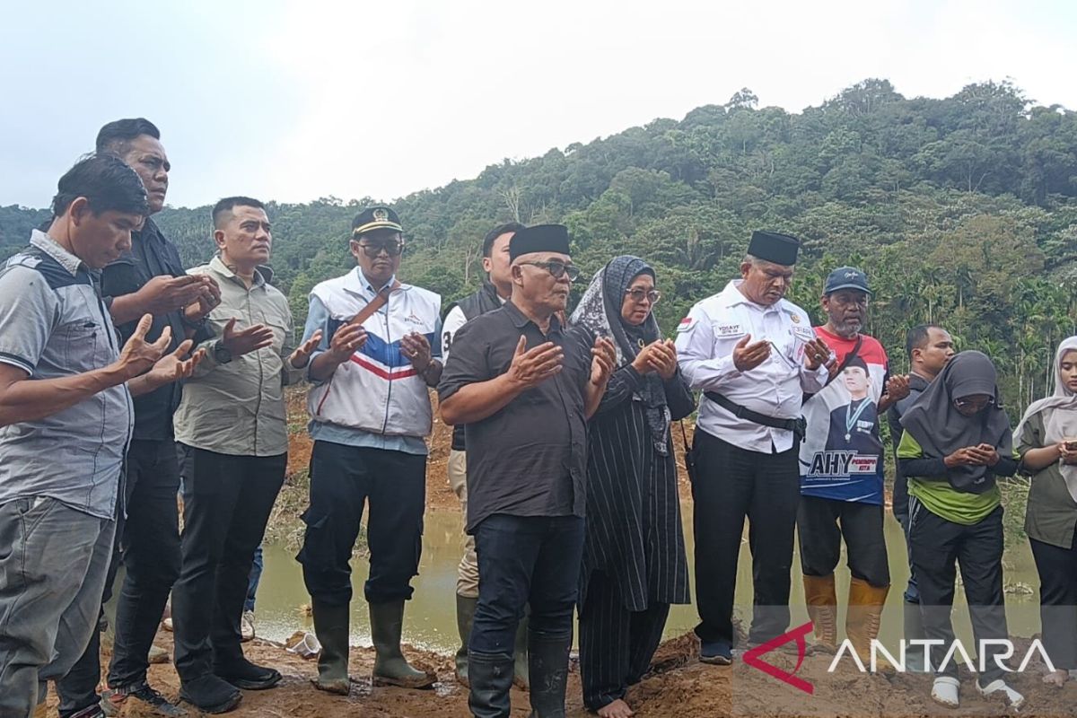 Bupati Pasaman Barat doa bersama di lokasi longsor agar korban segera ditemukan (Video)
