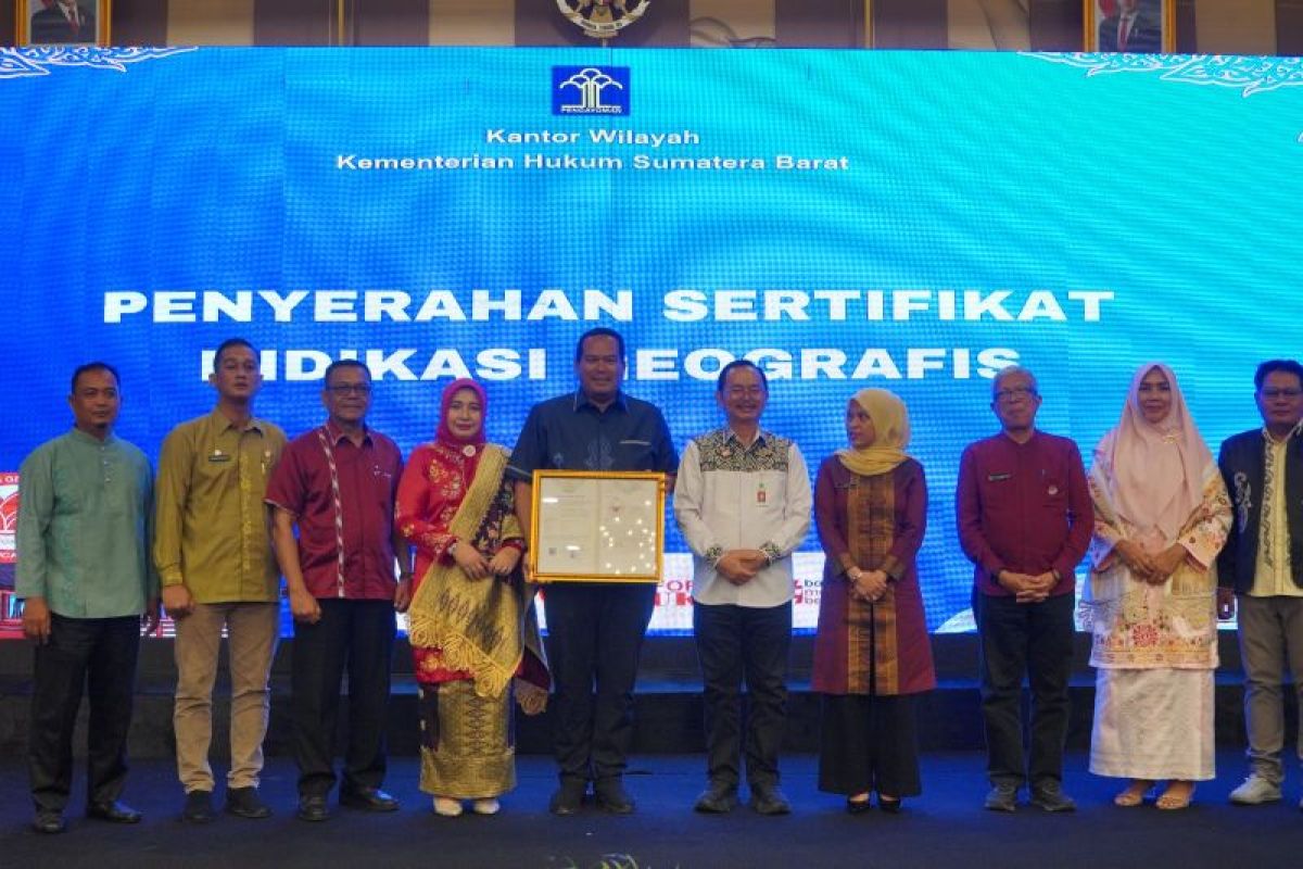 Kakanwil Kementerian Hukum Sumatera Barat serahkan Sertifikat Indikasi Geografis Sulaman Kapalo Panitik Nareh pada Wali Kota Pariaman