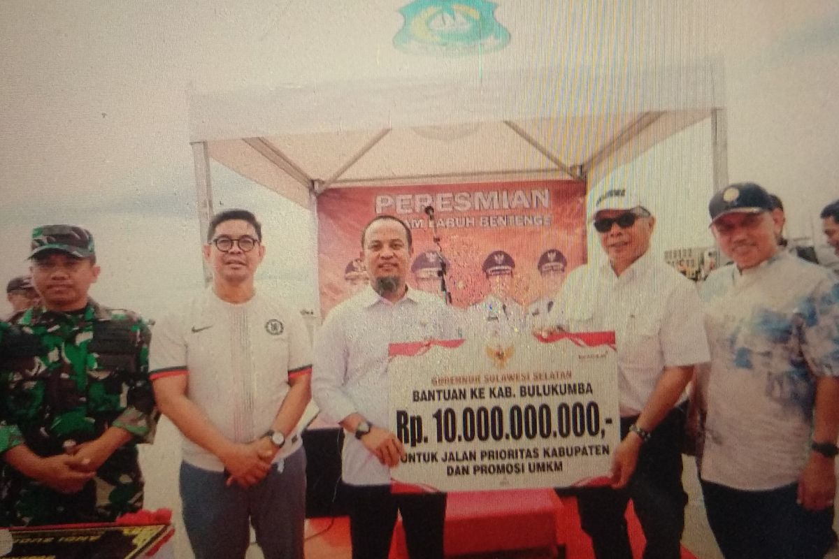 Gubernur serahkan bantuan keuangan Rp10 miliar ke Bulukumba