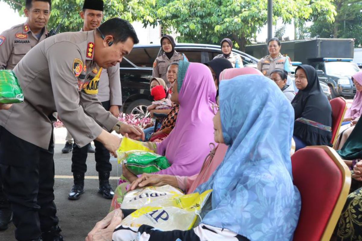 Polres Metro Jakpus salurkan bantuan beras kepada warga 