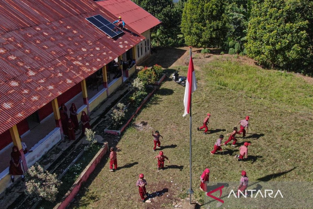 PLN pasang SuperSun dukung pembelajaran siswa daerah 3T di Kolaka