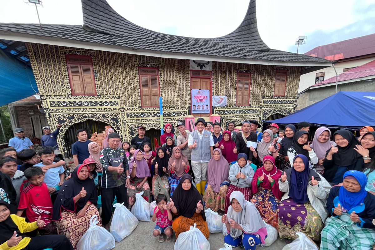 Anggota DPR RI kunjungi dan salurkan bantuan bencana ke pelosok Agam gunakan motor