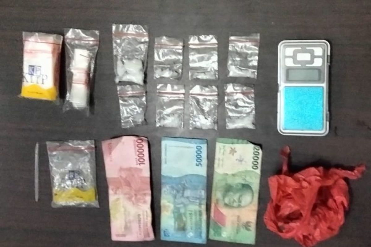 Di tengah suasana banjir  di Secanggang  Polsek setempat tangkap pemilik sabu