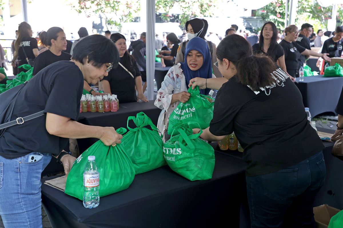 Pemkot Surabaya - Mawar Sharon - Polri salurkan 4.000 paket sembako
