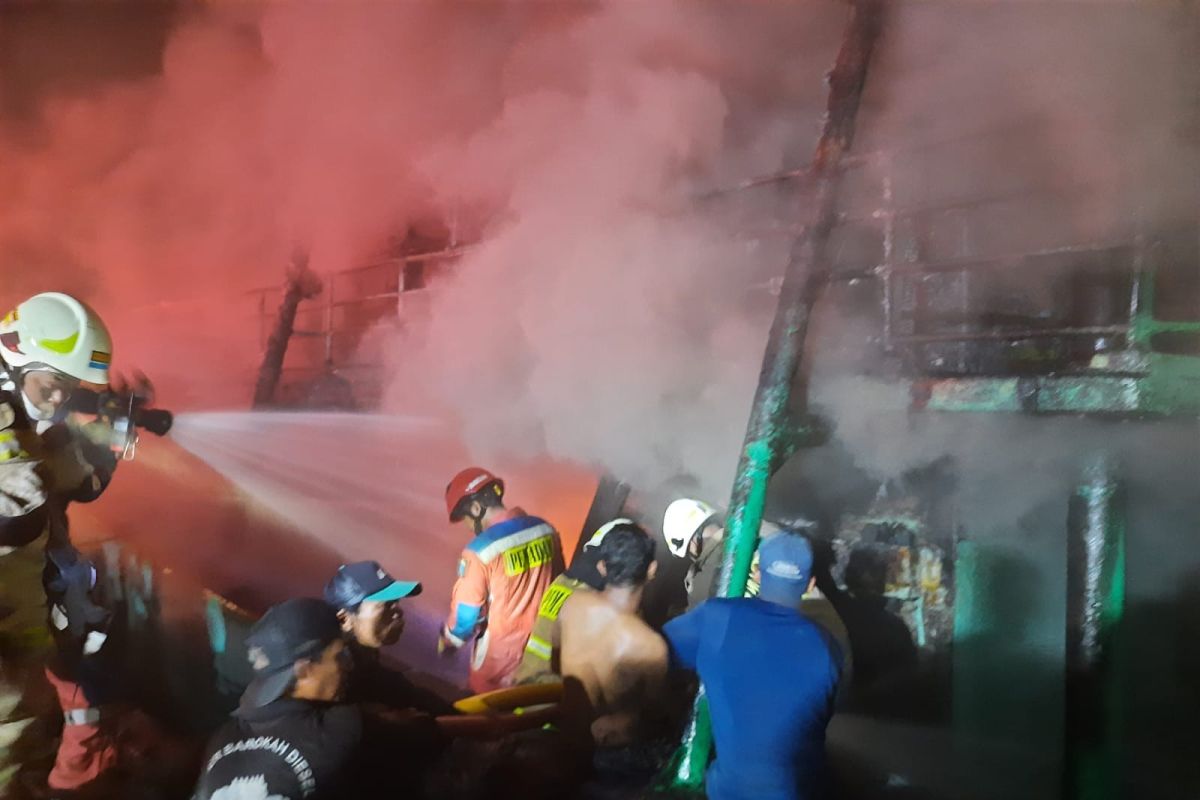 Kebakaran kapal di Muara Baru diduga akibat korsleting mesin