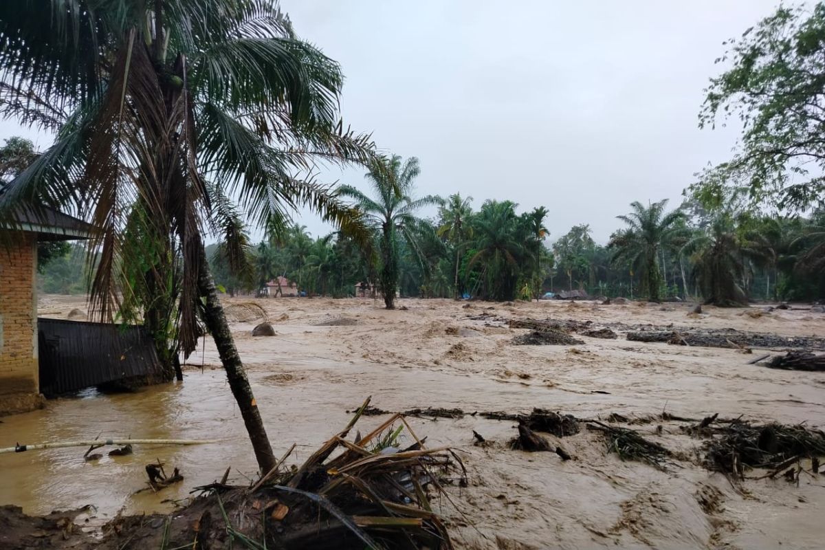 Air Sungai Batang Nanggang Agam lokasi banjir bandang meluap, jembatan darurat dibawa arus (Video)