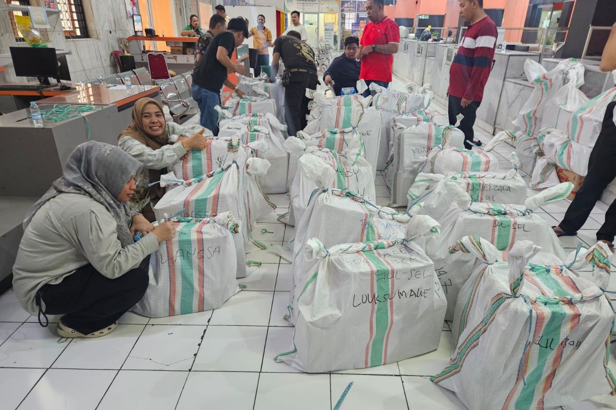 Pemprov Sulsel kirim sembako dan perlengkapan bayi ke Sumatra