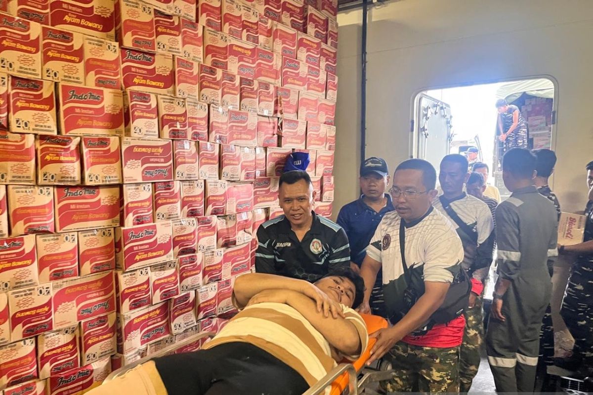 Kapal Rumah Sakit TNI AL Berikan Perawatan bagi Korban Banjir di Sumatra Utara