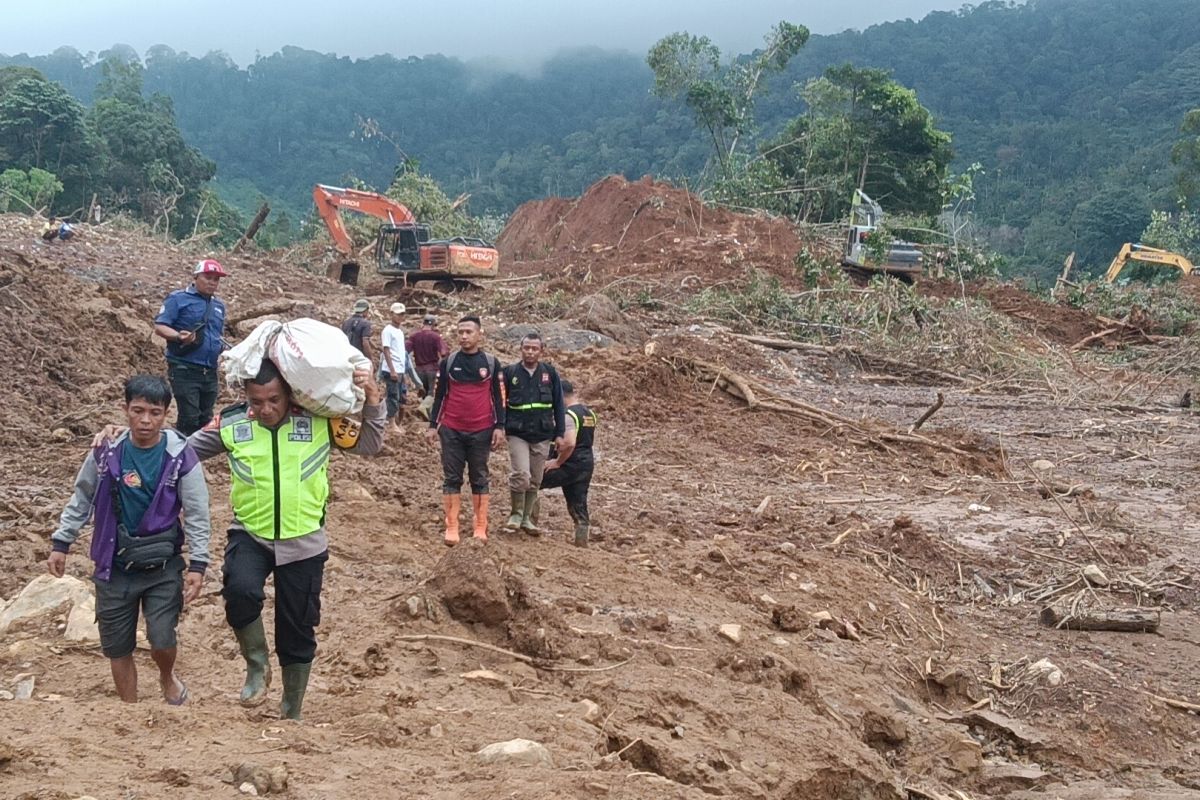 Polres Pasaman Barat turunkan puluhan personel bantu cari korban longsor di Tinggam Talamau (Video)