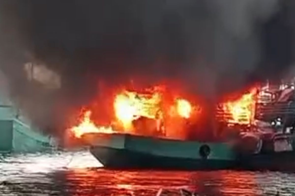 80 personel padamkan kapal nelayan terbakar di Pelabuhan Muara Baru, Jakarta Utara